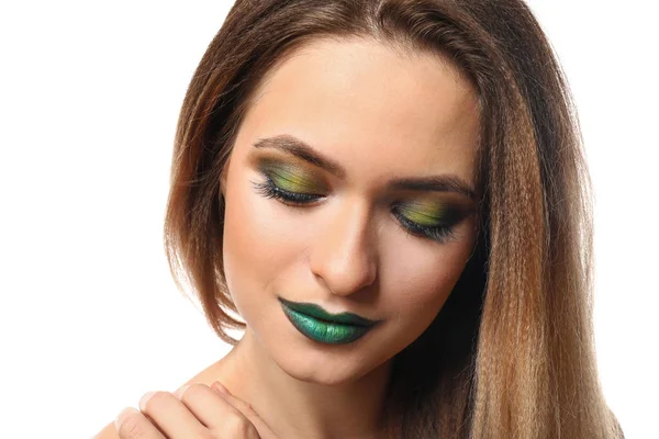 Beyaz arka plan üzerinde parlak makyaj ile güzel genç kadın
