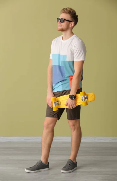 Fashionabla Ung Man Med Skateboard Nära Färg Vägg — Stockfoto