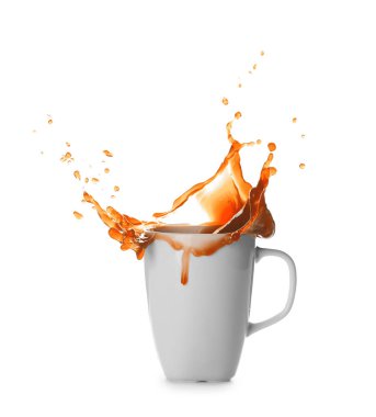 Beyaz arka planda fincanda kahve damlatıyor.