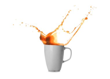 Beyaz arka planda fincanda kahve damlatıyor.