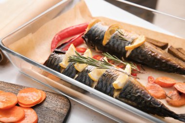 Lezzetli uskumru balık ve sebze tablo ile pişirme çanağı