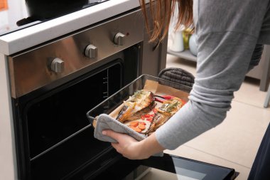 Lezzetli uskumru balığı mutfakta yemek kadın