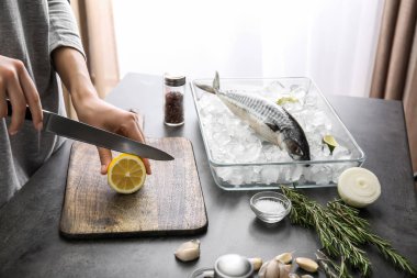 Kadın mutfakta balık lezzetli taze uskumru hazırlanması