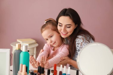 Annesi evde manikür yapan tatlı bir kız.