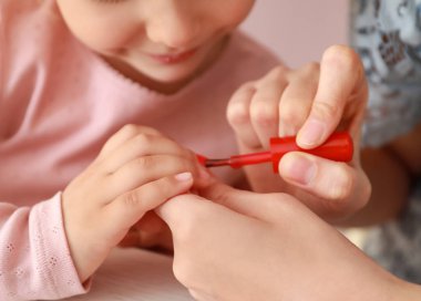 Anne yapma manikür evde, portre sevimli kızıyla