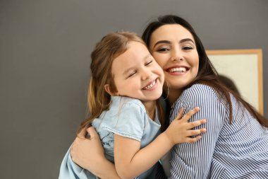 Annesi ile sevimli küçük kız portresi