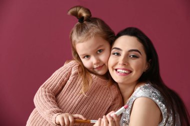 Ana renk arka plan üzerinde ile sevimli küçük kız portresi
