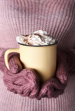 Sıcak kakao içki, closeup fincan tutan kadın