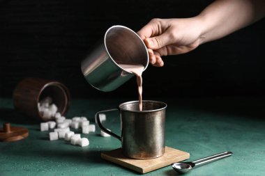 Lezzetli kakao içecek kupa üzerinden renk tablosu üzerinde dökme