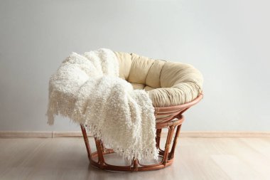 Yumuşak koltuk oturma odasında ışık duvarının yakınında