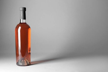 Açık renkli lezzetli şarap şişe