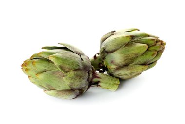 beyaz zemin üzerinde ham enginar