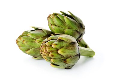 beyaz zemin üzerinde ham enginar