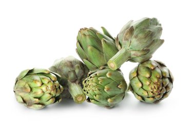 beyaz zemin üzerinde ham enginar