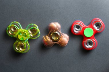 İplikçiler koyu arka plan üzerinde hareketli stroboscopic fotoğraf