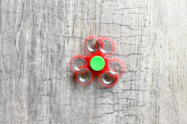 Ahşap arka plan üzerinde hareketli döner düðmeyi stroboscopic fotoğrafı