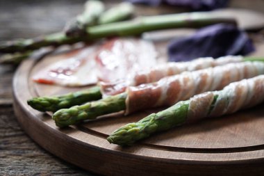 Ahşap masa, closeup kuşkonmaz pastırma sarılmış