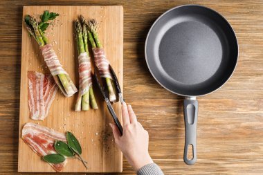 Pastırma hazırlama kadın kuşkonmaz ahşap masanın üzerine sarılmış.