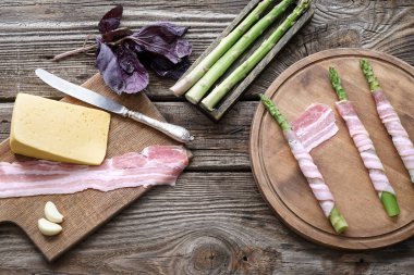 Pastırma kuşkonmaz malzemelerle ahşap masanın üzerine sarılmış.