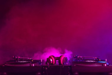 Koyu arka plan üzerinde modern Dj Mikser