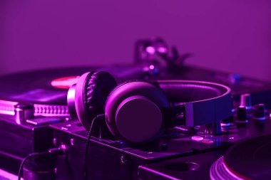 Modern DJ mikserinde kulaklıklar, yakın plan.