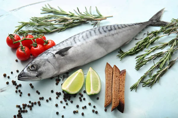 Råa Makrill Fisk Och Kryddor Ljusbordet — Stockfoto