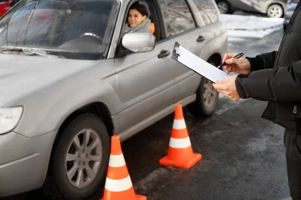 運転免許試験を行う講師 — ストック写真