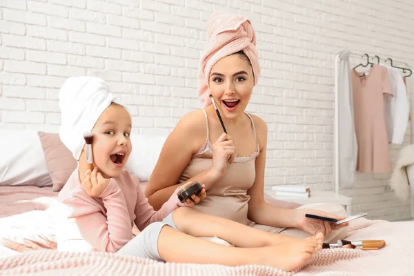かわいい小さな娘と彼女の母親を自宅の化粧をして — ストック写真