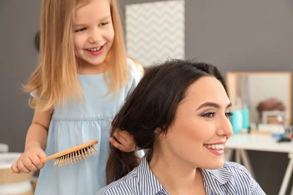 Niedliche Kleine Tochter Beim Haareputzen Ihrer Mutter Hause — Stockfoto