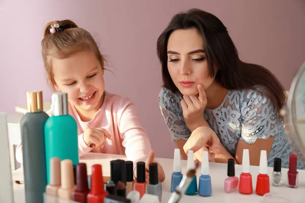 Filha Bonito Com Mãe Fazendo Manicure Casa — Fotografia de Stock