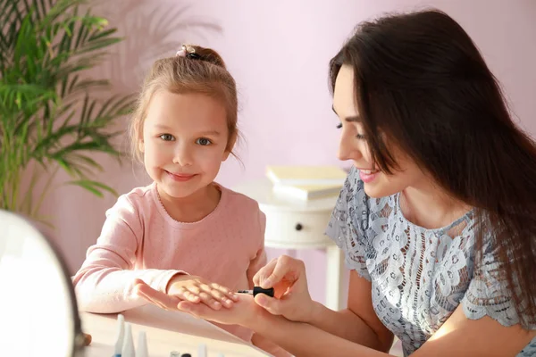 Słodkie Córka Matka Manicure Domu — Zdjęcie stockowe
