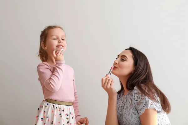 Porträtt Söt Liten Flicka Och Mor Med Läppstift Ljus Bakgrund — Stockfoto