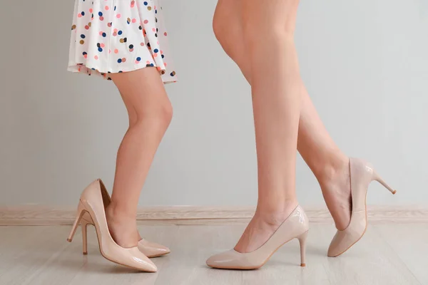 Nohy Mladé Matky Dcerou Roztomilá Malá Nošení Vysokých Podpatků Lehké — Stock fotografie