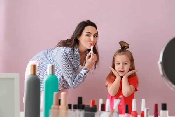 Nette Tochter Mit Mutter Beim Schminken Hause — Stockfoto