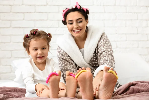 Niedliche Tochter Mit Mutter Die Pediküre Und Lockenhaare Hause Macht — Stockfoto