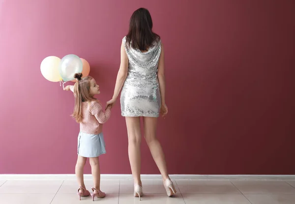 Junge Mutter Und Ihre Süße Kleine Tochter Mit Luftballons Nahe — Stockfoto