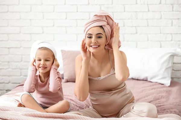 Cute Little Daughter Her Mother Shower Sitting Bed — Stock Photo, Image