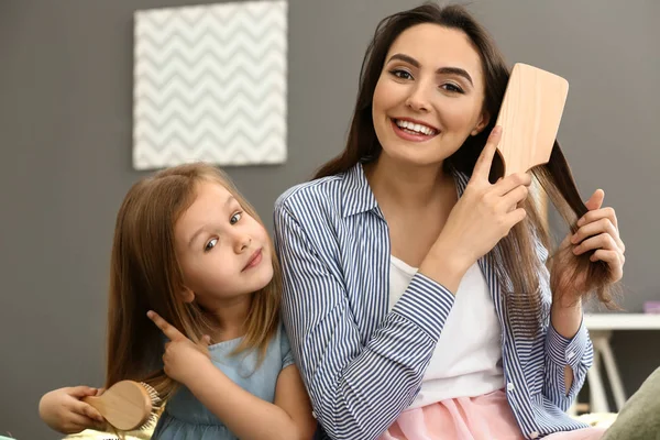 Cute Little Daughter Her Mother Brushing Hair Home — Stock Photo, Image
