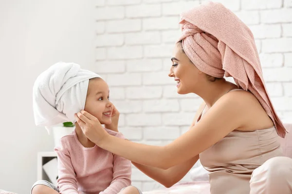 Cute Little Daughter Her Mother Shower Sitting Bed — Stock Photo, Image