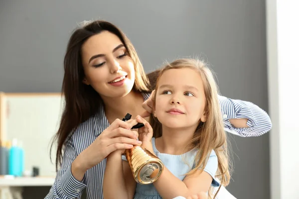 Młoda Matka Szczotkowanie Włosów Jej Cute Córeczka Domu — Zdjęcie stockowe