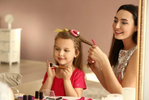 Jovem Mãe Com Filha Pequena Bonito Curling Cabelo Perto Espelho — Fotografia de Stock