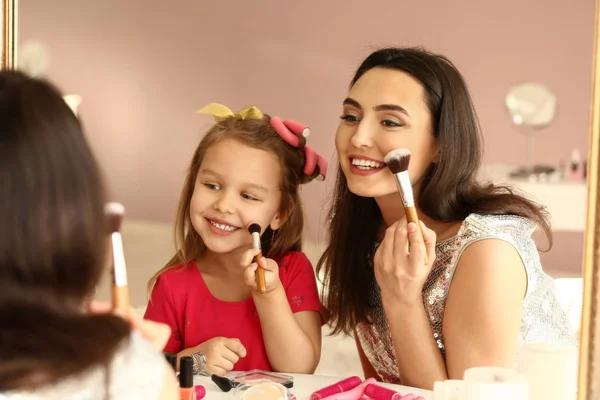 かわいい小さな娘と彼女の母親を自宅の化粧をして — ストック写真