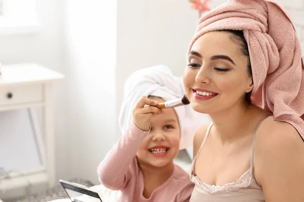 Kleine Tochter Trägt Hause Kosmetik Auf Das Gesicht Ihrer Mutter — Stockfoto