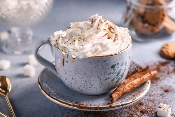 Tasse Heißen Kakao Auf Hellem Tisch — Stockfoto