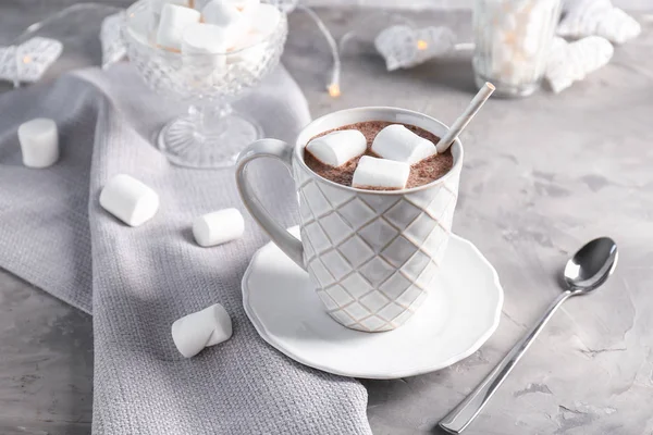 Sıcak Kakao Marshmallows Gri Masada Içkiyle Fincan — Stok fotoğraf