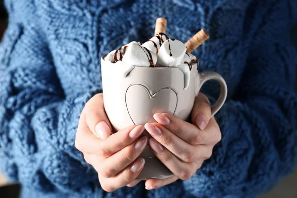 Frau Hält Tasse Heißen Kakao Mit Marshmallows Nahaufnahme — Stockfoto