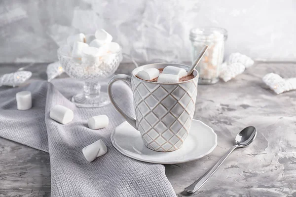 Tasse Heißen Kakao Mit Marshmallows Auf Grauem Tisch — Stockfoto