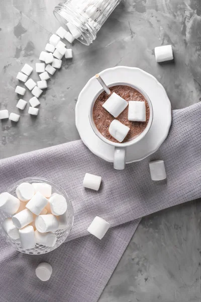 Tasse Heißen Kakao Mit Marshmallows Auf Grauem Tisch — Stockfoto