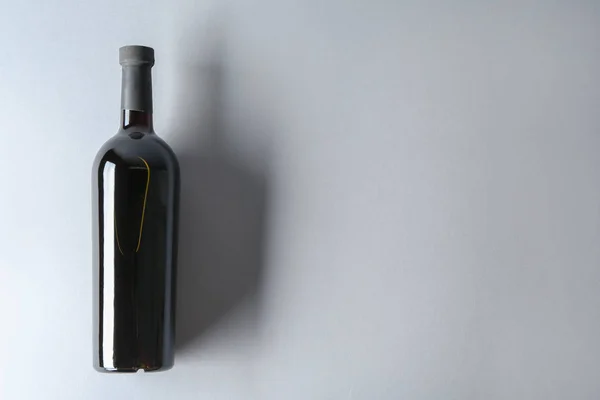 在清淡背景下的一瓶美味葡萄酒 — 图库照片