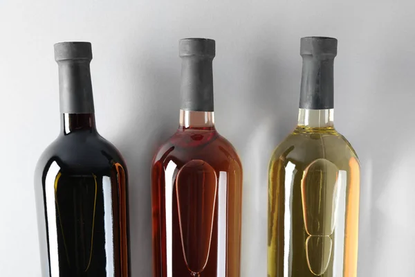 Botellas Vino Sabroso Sobre Fondo Claro — Foto de Stock